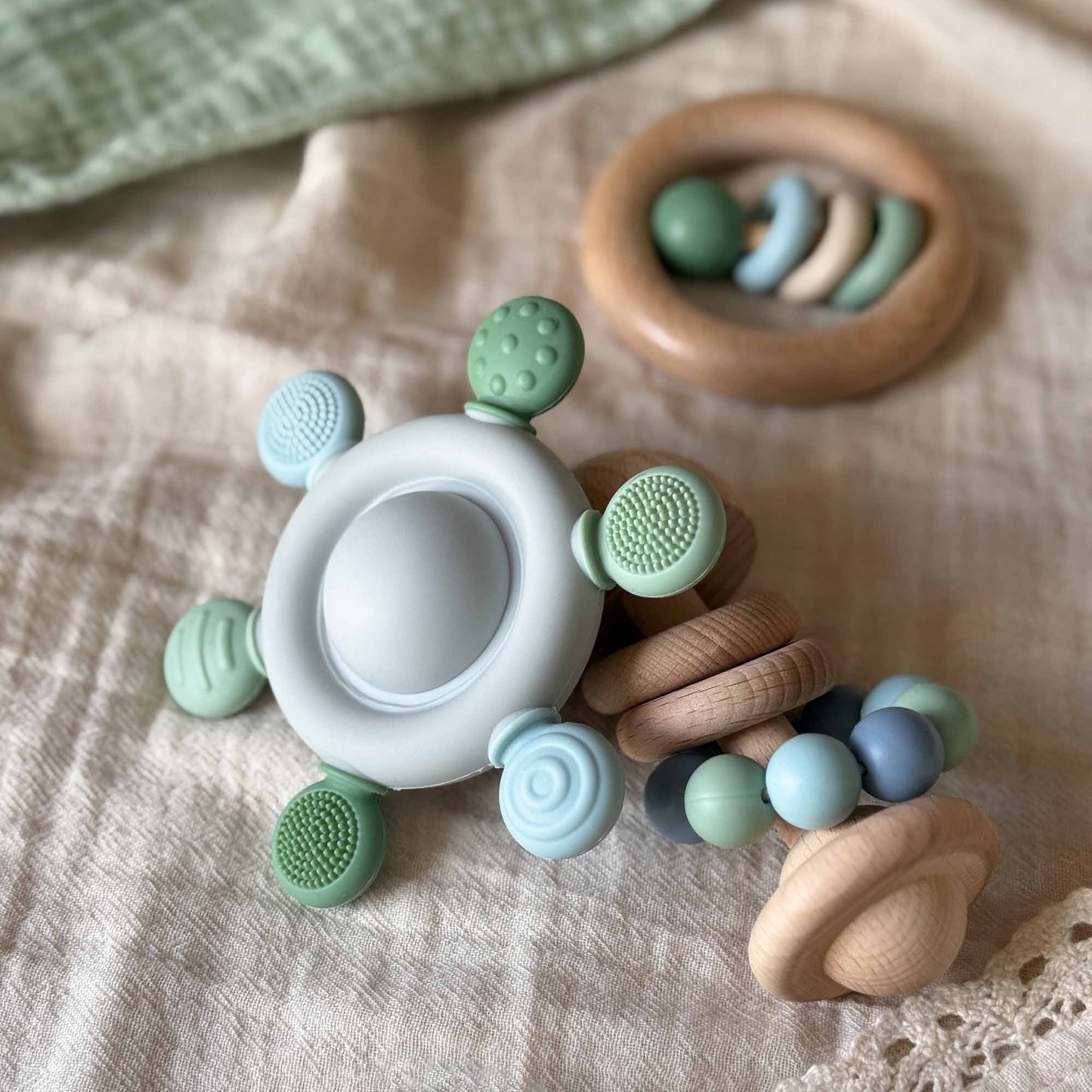 Biteleke med rangle - grønn