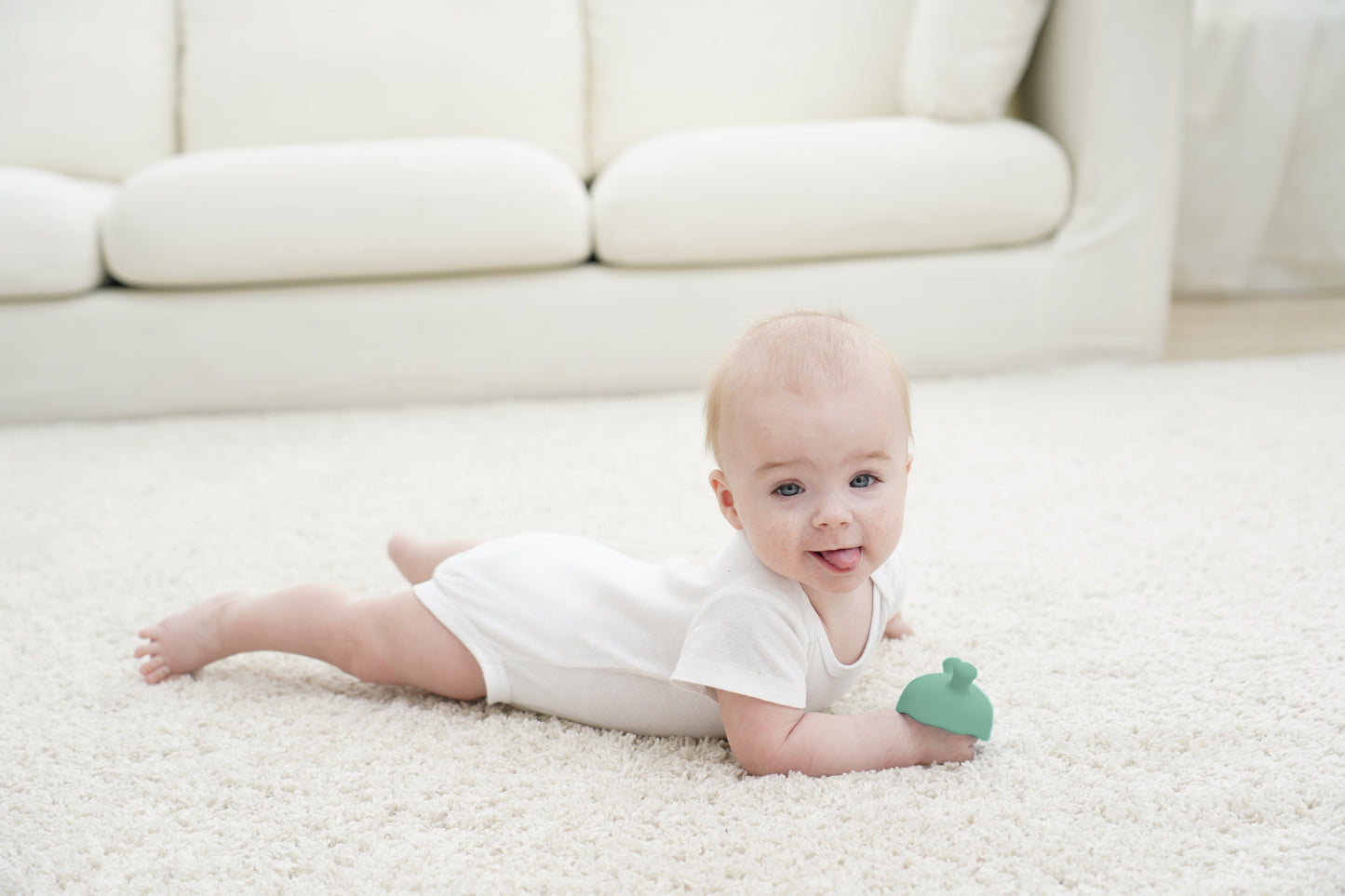 A soft mint-green silicone teething toy sopp eukalyptus with rounded top tåler oppvaskmaskin