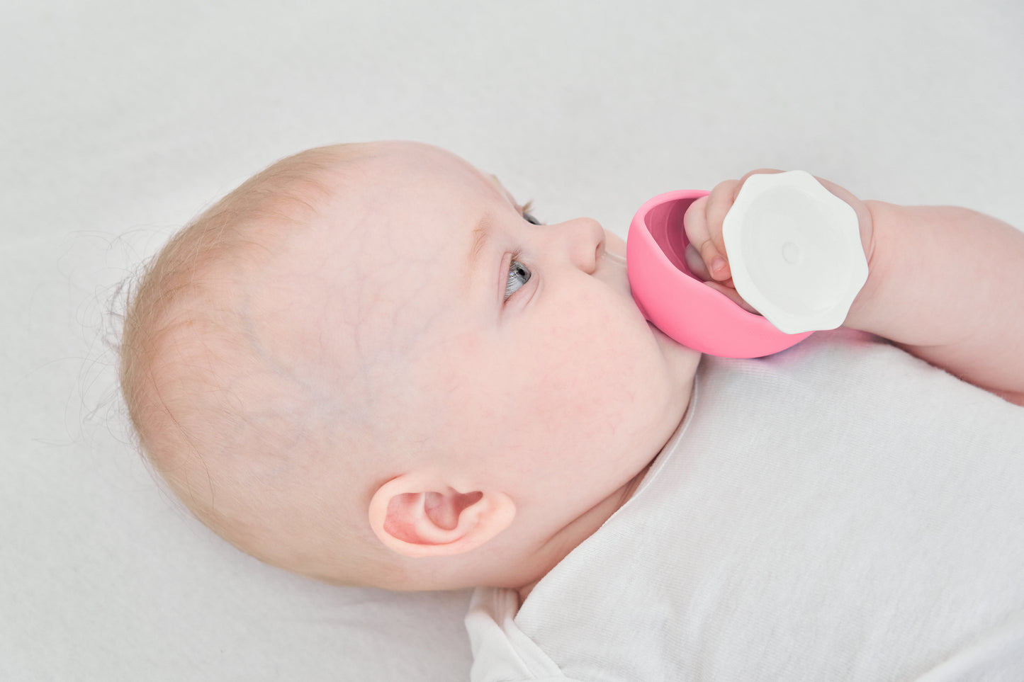 Rosa silikon babyteether sopp rosa med hvit oktagonal teksturert gripe tåler oppvaskmaskin