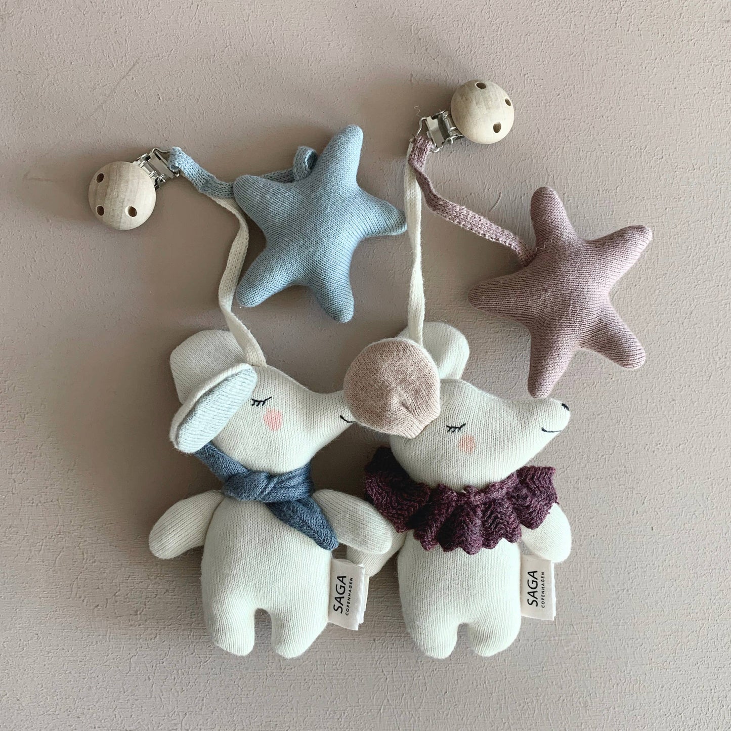 Soft hvit strikket elefant vognleke med broderte detaljer og treperleklips for å fange babyens oppmerksomhet