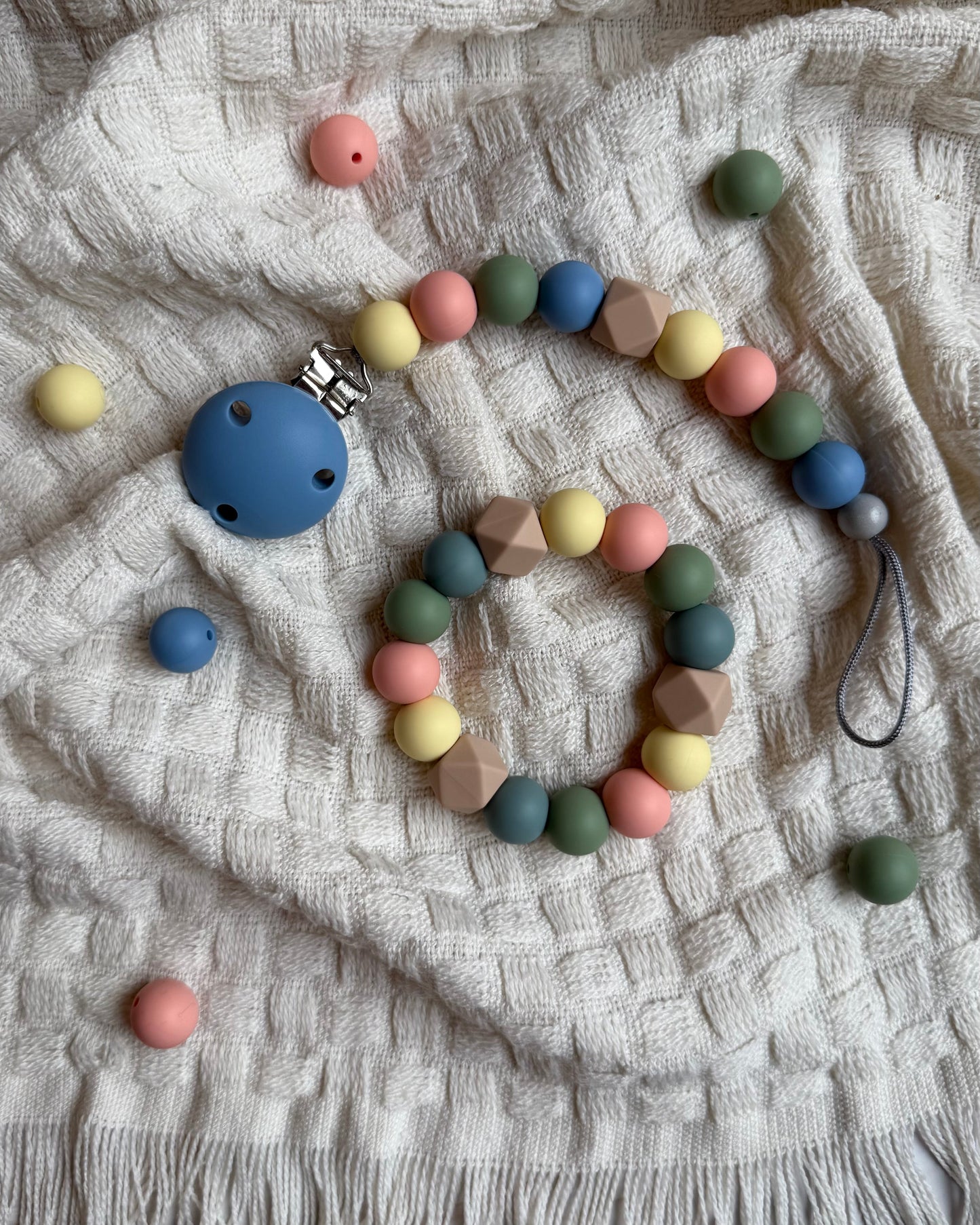 Pastellfarget bpa fri silikon håndlaget smokkelenke sorbet med blå kuleklips og geometriske perler holder smokken sikkert