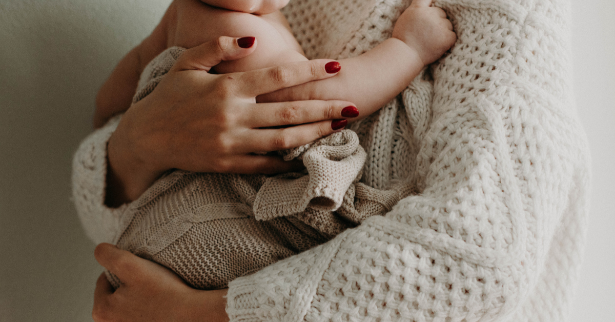 Myke creamfarget strikket babybody med strukturmønster fra minibello i myke varer-kolleksjonen