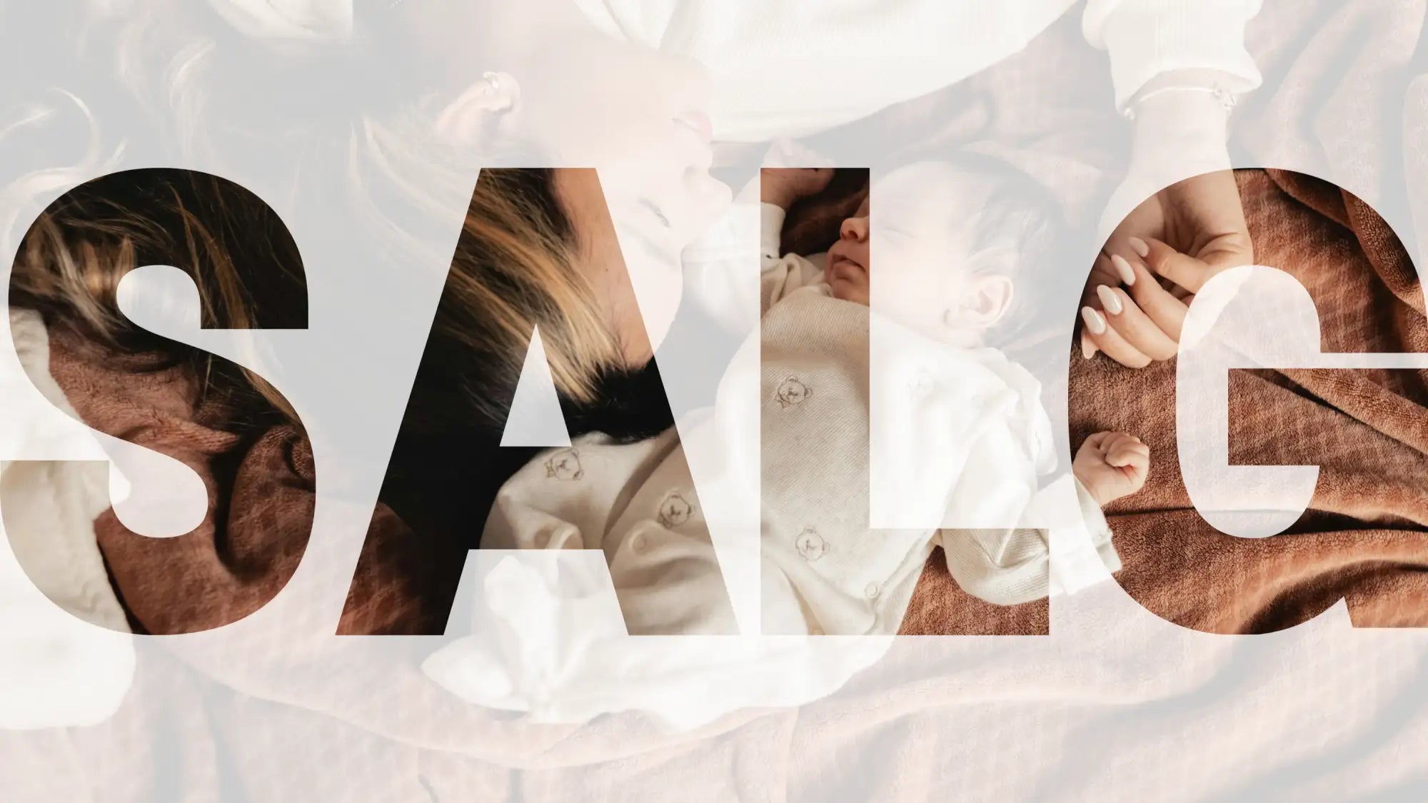 En myk kremfarget babybody med delikate knappedetaljer i en samling kalt underscore