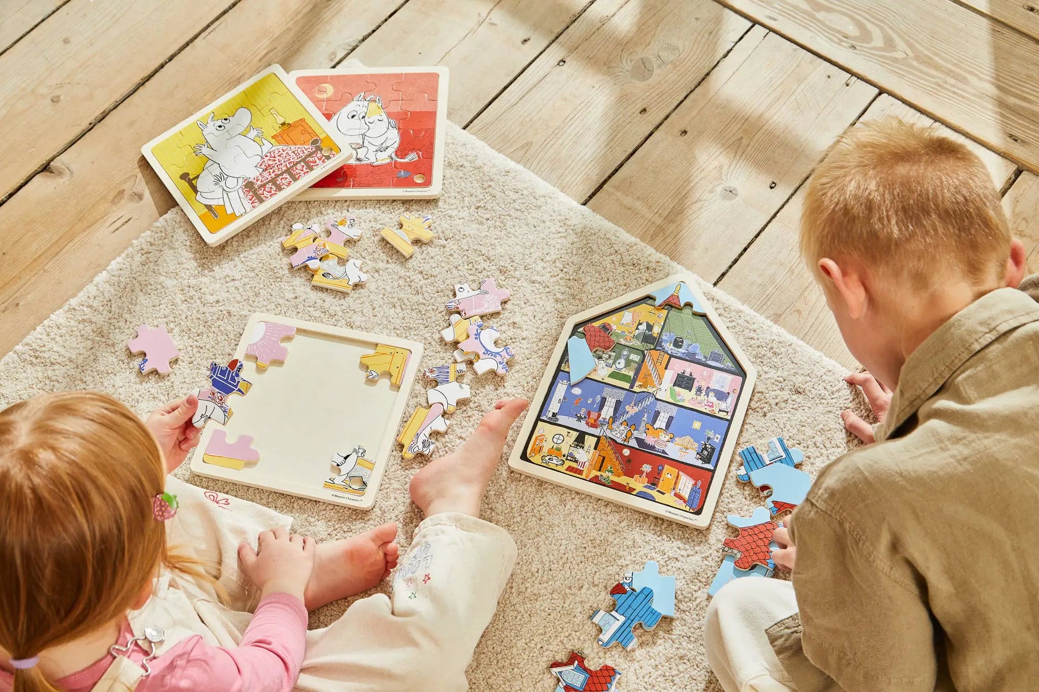 Robust trepuslespill med søtt mummi-motiv av to moomin-karakterer som omfavner på rød bakgrunn