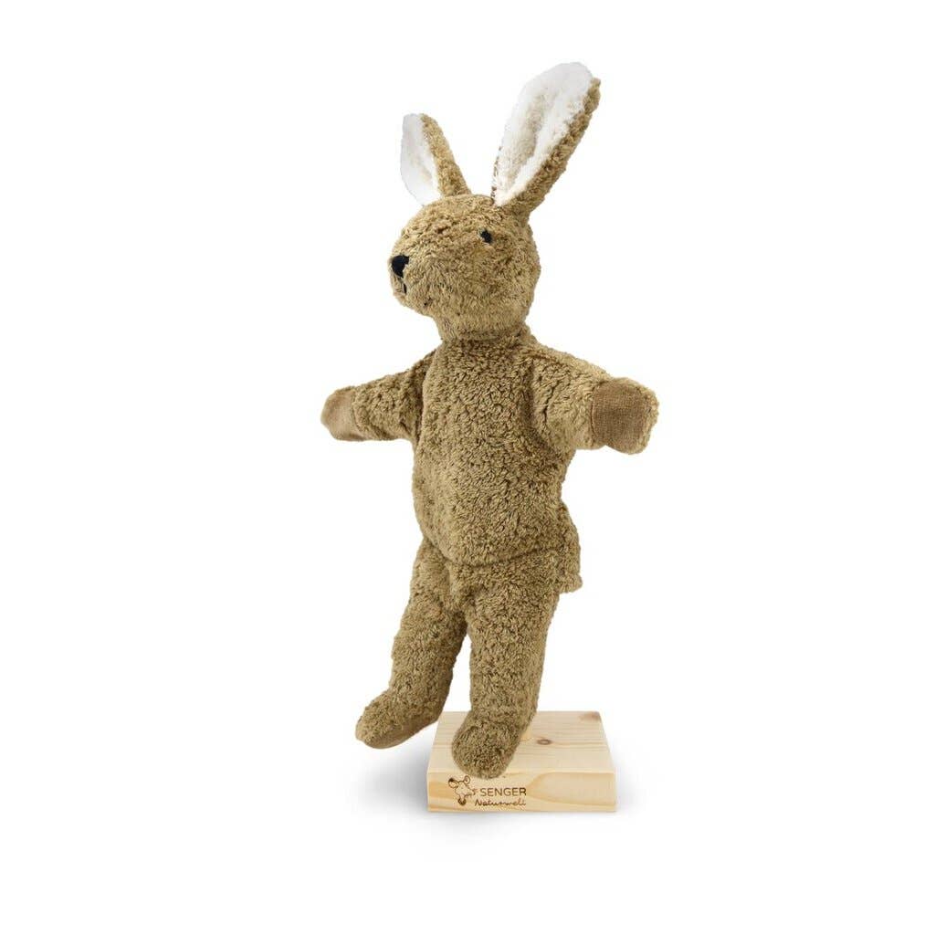 Myk hånddukke formet som en beige hare fra Senger Naturwelt, laget av GOTS-sertifisert økologisk bomull og fylt med økologisk saueull.