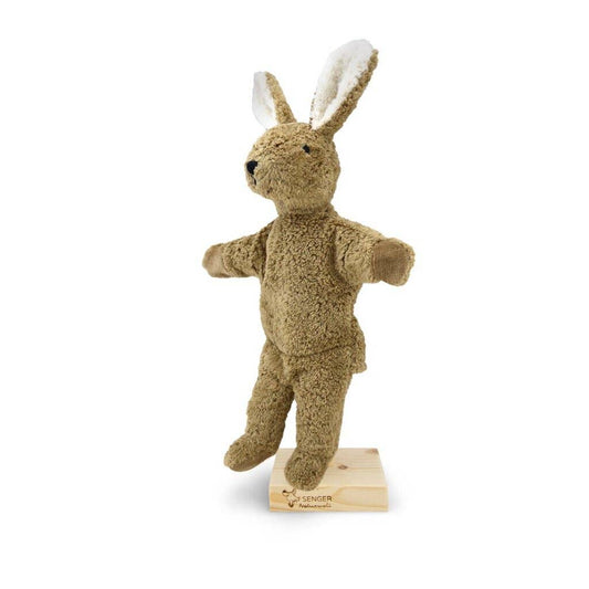 Myk hånddukke formet som en beige hare fra Senger Naturwelt, laget av GOTS-sertifisert økologisk bomull og fylt med økologisk saueull.