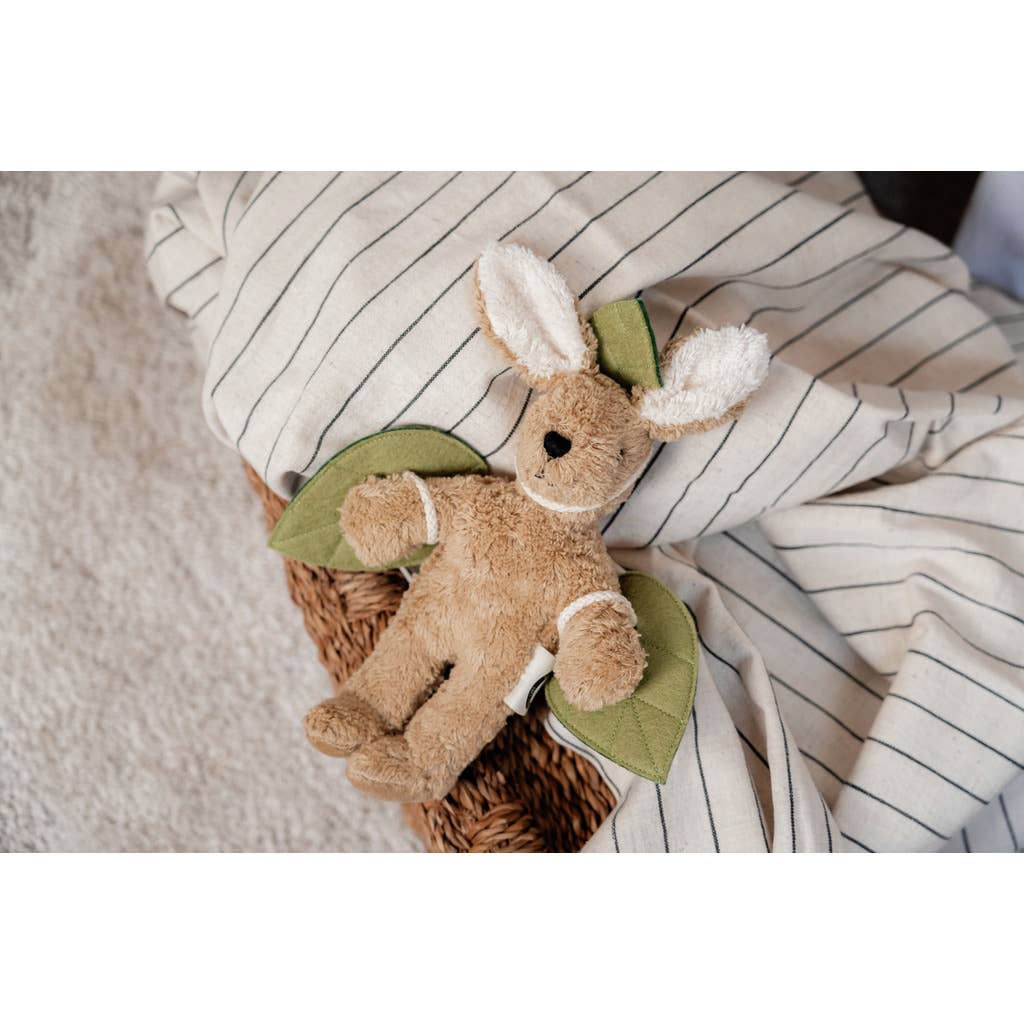 Liten kosebamse formet som en hare fra Senger Naturwelt, laget av GOTS-sertifisert bomull og fylt med økologisk saueull.