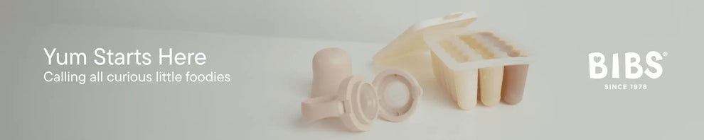 Beige silikon form for isbiter med lokk som matcher og separat koppformet form.