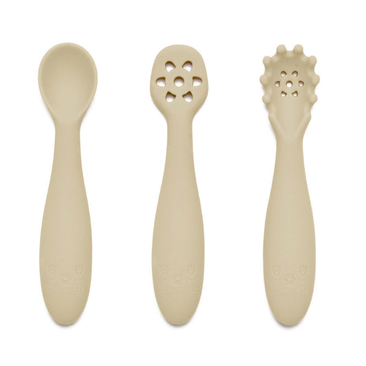 Nybegynnerskjeer i silikon i beige med glatt design og unike utskjæringer på håndtakene, sett med tre deler
