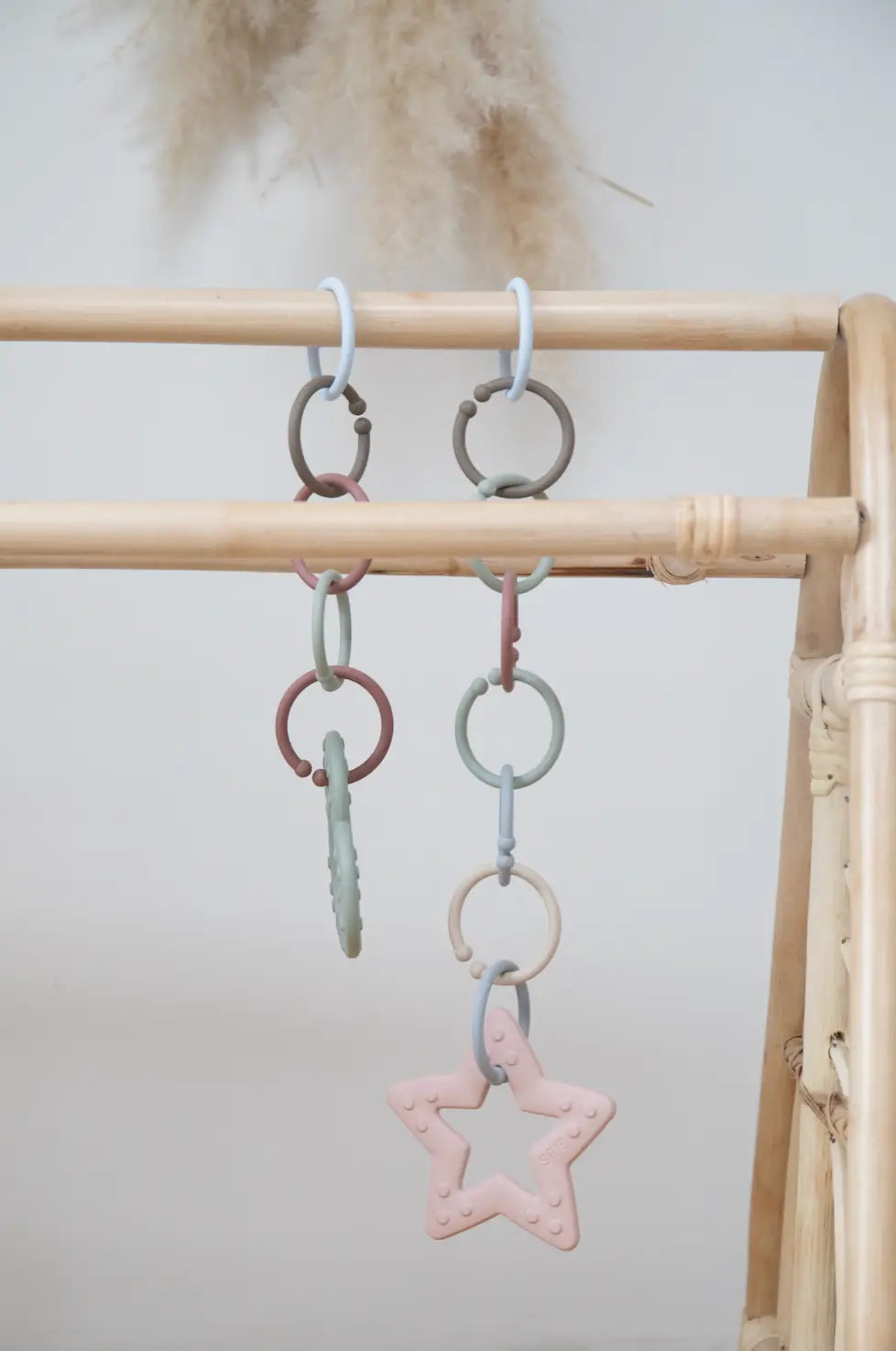 Pastellfargede silikon biteringer med rosa stjerneformet charm perfekt tilpasset funksjonell bitering