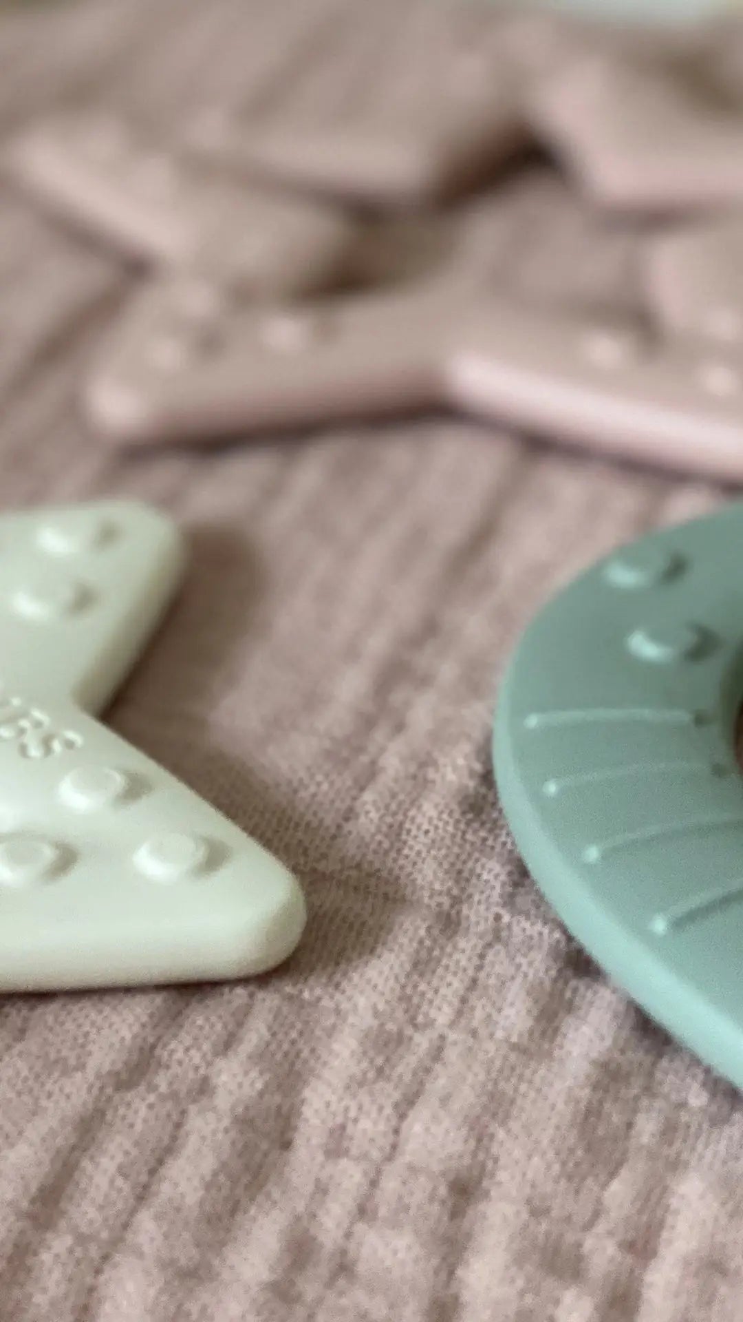 Pastelgrønn silikon funksjonell bitering med teksturerte hevede kuler perfekt tilpasset for babytenner bitestjerne sage