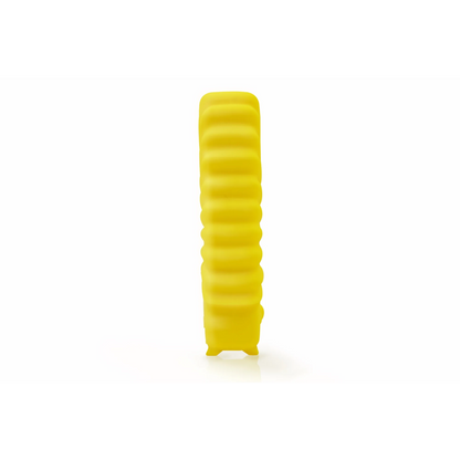 Bright yellow ribbed silicone phone case in 3pk geometri biteleker made of matgradert silikon and tåler oppvaskmaskin