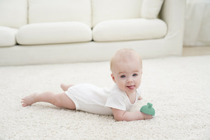 A soft mint-green silicone teething toy sopp eukalyptus with rounded top tåler oppvaskmaskin