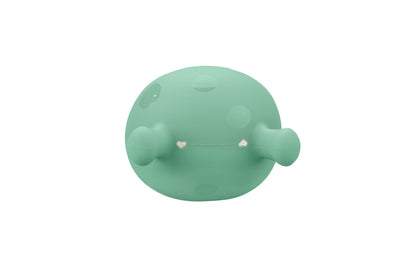 En myk mintgrønn rund sopp eukalyptus plush leke med hjerteformede øyne som tåler oppvaskmaskin