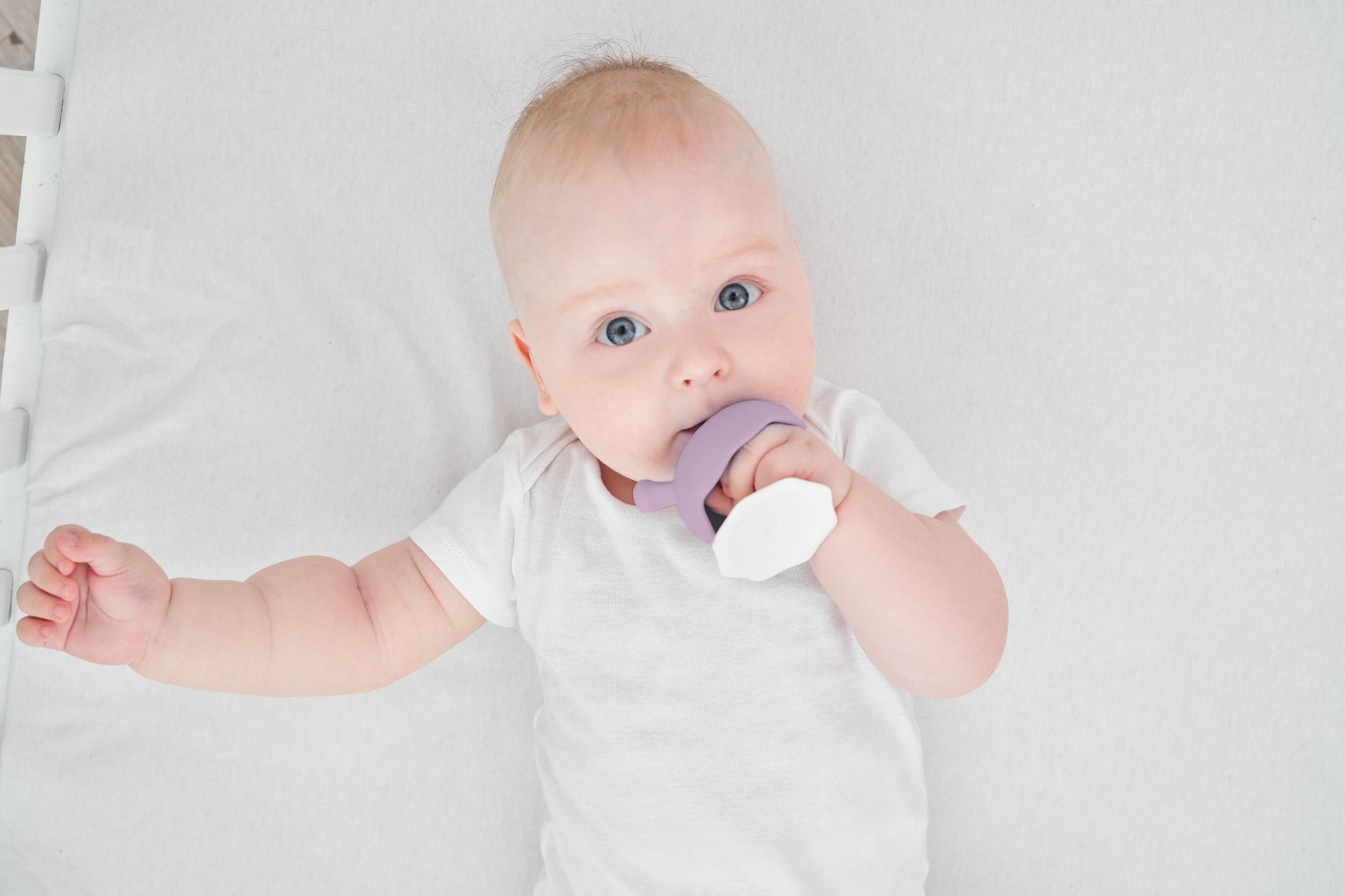 En myk lavendel og hvit silikon babyteether med rundt ergonomisk design som sopp lavendel og tåler oppvaskmaskin