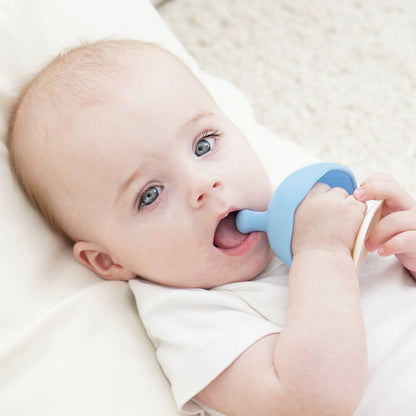 Blå silikon tåler oppvaskmaskin teething ring med trehåndtak fra sopp lyseblå