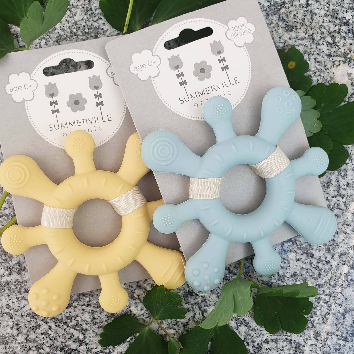 Bitering i silikon gul med pastellgule og lyseblå stjerner og teksturerte knotter for babytenner