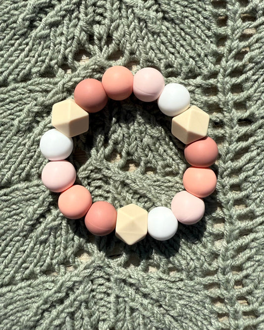 Pastellfarget håndlaget bitering i bpa fri silikon med runde og geometriske perler som lindrer ømme gommer