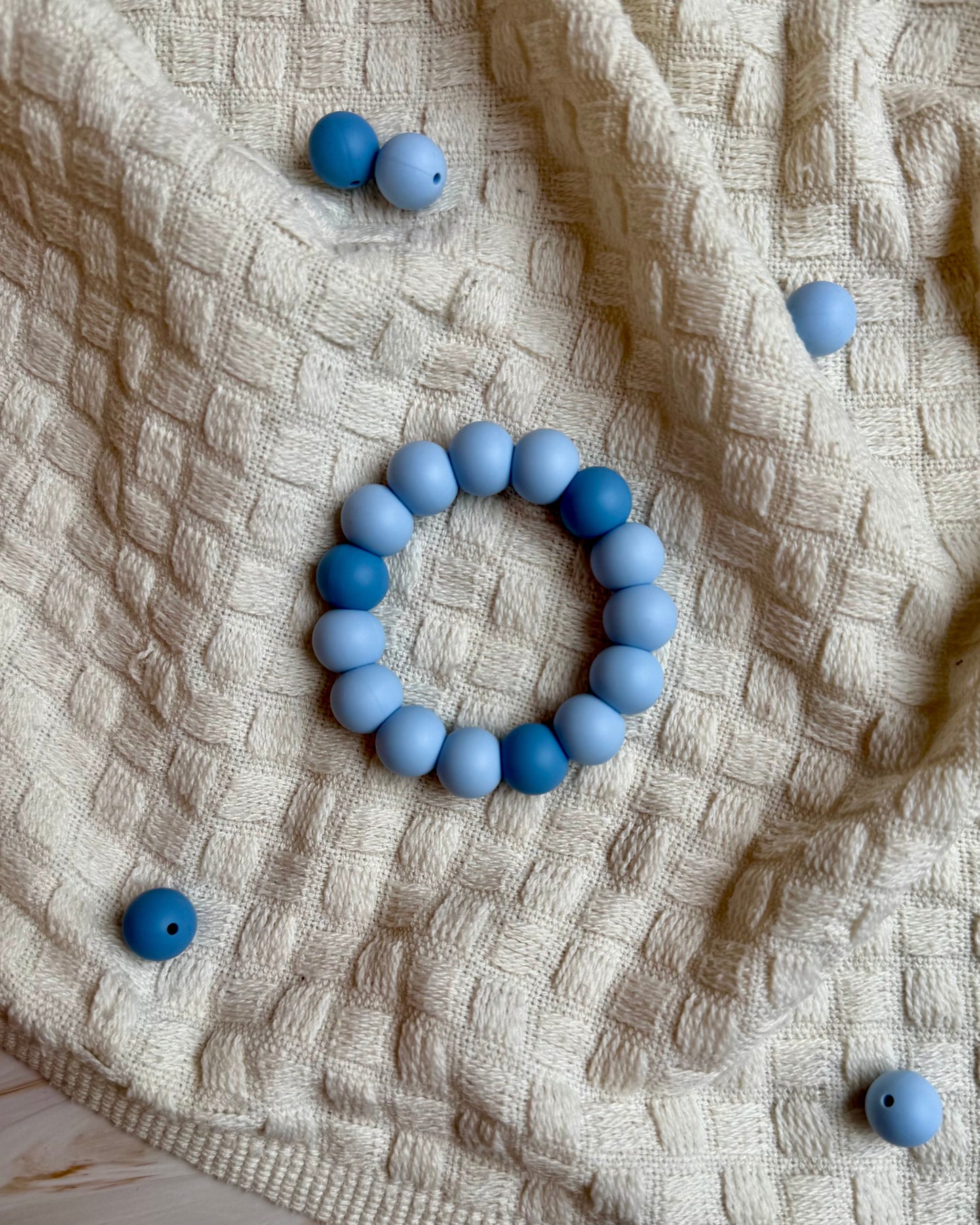 Sivert bitering håndlaget bitering i bpa fri silikon med blå matte perler som lindrer ømme gommer