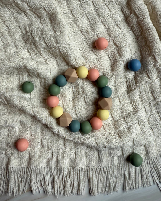 Sorbet bitering håndlaget bitering i bpa fri silikon med pastellfargede geometriske og runde perler for å lindre ømme gommer