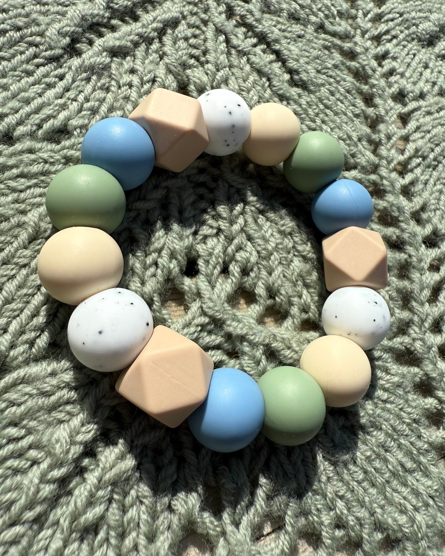 Pastel farget håndlaget bitering tellus i bpa fri silikon med runde og geometriske perler som lindrer ømme gommer