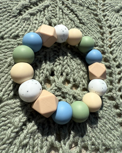 Pastel farget håndlaget bitering tellus i bpa fri silikon med runde og geometriske perler som lindrer ømme gommer