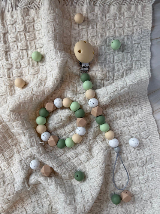 Håndlaget bitering Walter med bpa fri silikon, pastellfarget med beige teksturert topp og geometriske perler, lindrer ømme gommer