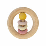 Pastellfarget tre baby rangle ringrangle rosa med naturlig tresirkel og stablede ringer i gult og rosa toner