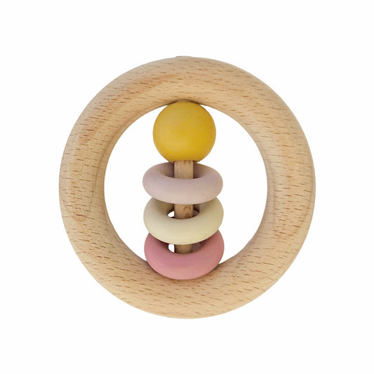 Pastellfarget tre baby rangle ringrangle rosa med naturlig tresirkel og stablede ringer i gult og rosa toner