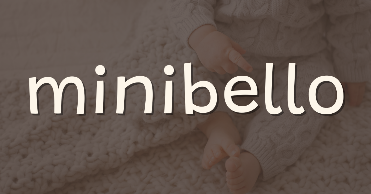 Gavekort hos minibello med minibello logo i hvit font over baby innpakket i teksturert stoff background