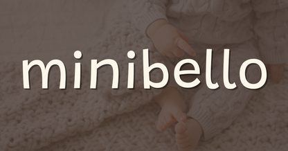 Gavekort hos minibello med minibello logo i hvit font over baby innpakket i teksturert stoff background
