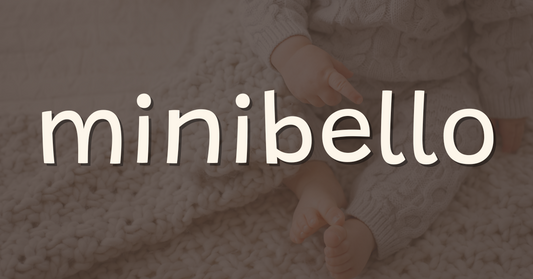Gavekort hos minibello med minibello logo i hvit font over baby innpakket i teksturert stoff background