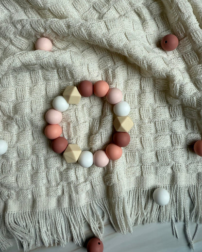 Pastellfarget bpa fri silikon bitering med runde og geometriske perler i jordbær med fløte håndlaget baby-bundle som lindrer ømme gommer