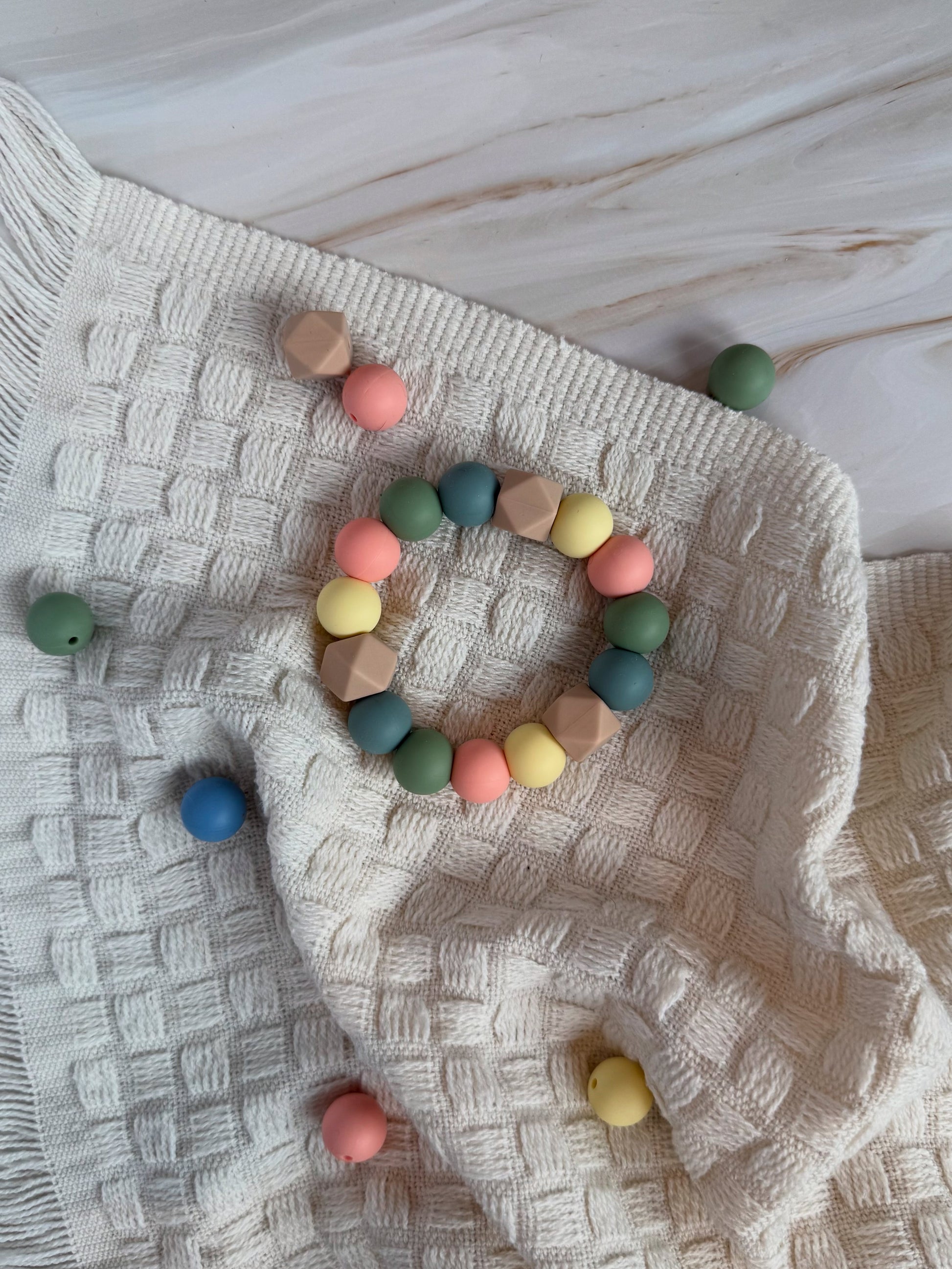 Sorbet bitering og smokkelenke sett i bpa fri silikon med pastellfargede geometriske og runde perler som lindrer ømme gommer og holder smokken