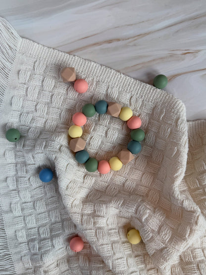 Sorbet bitering og smokkelenke sett i bpa fri silikon med pastellfargede geometriske og runde perler som lindrer ømme gommer og holder smokken