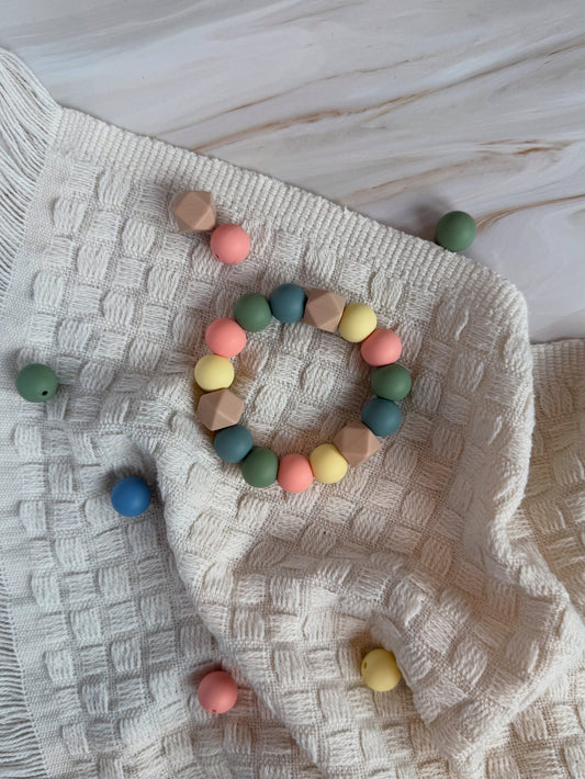 Sorbet bitering og smokkelenke sett i bpa fri silikon med pastellfargede geometriske og runde perler som lindrer ømme gommer og holder smokken