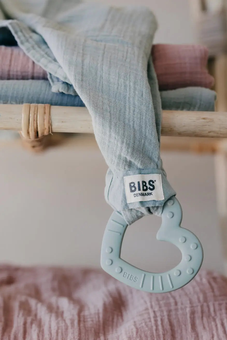 Soft lys blå silikon teething ring med hjerteform og teksturerte prikker fra bibs musselinkluter multifunksjonell babyklut