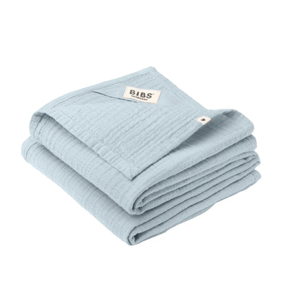 A soft light blue muslin bibs musselinkluter 70x70 with subtle texture and multifunksjonell babyklut use