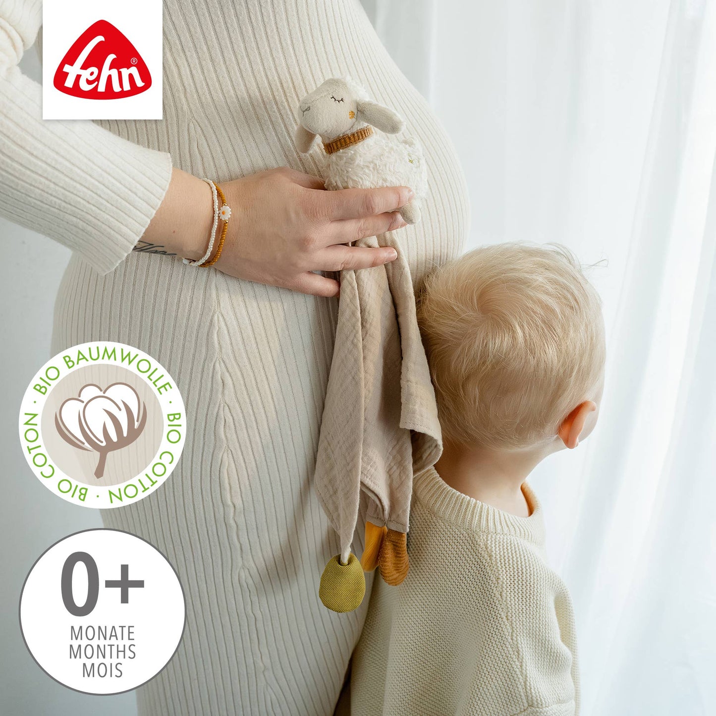 Soft beige koseklut i økologisk bomull med hvit sau i myk plush og gule dusker