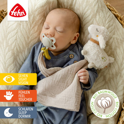 Soft beige koseklut i økologisk bomull pakket rundt sovende baby i hvit sau kolleksjon