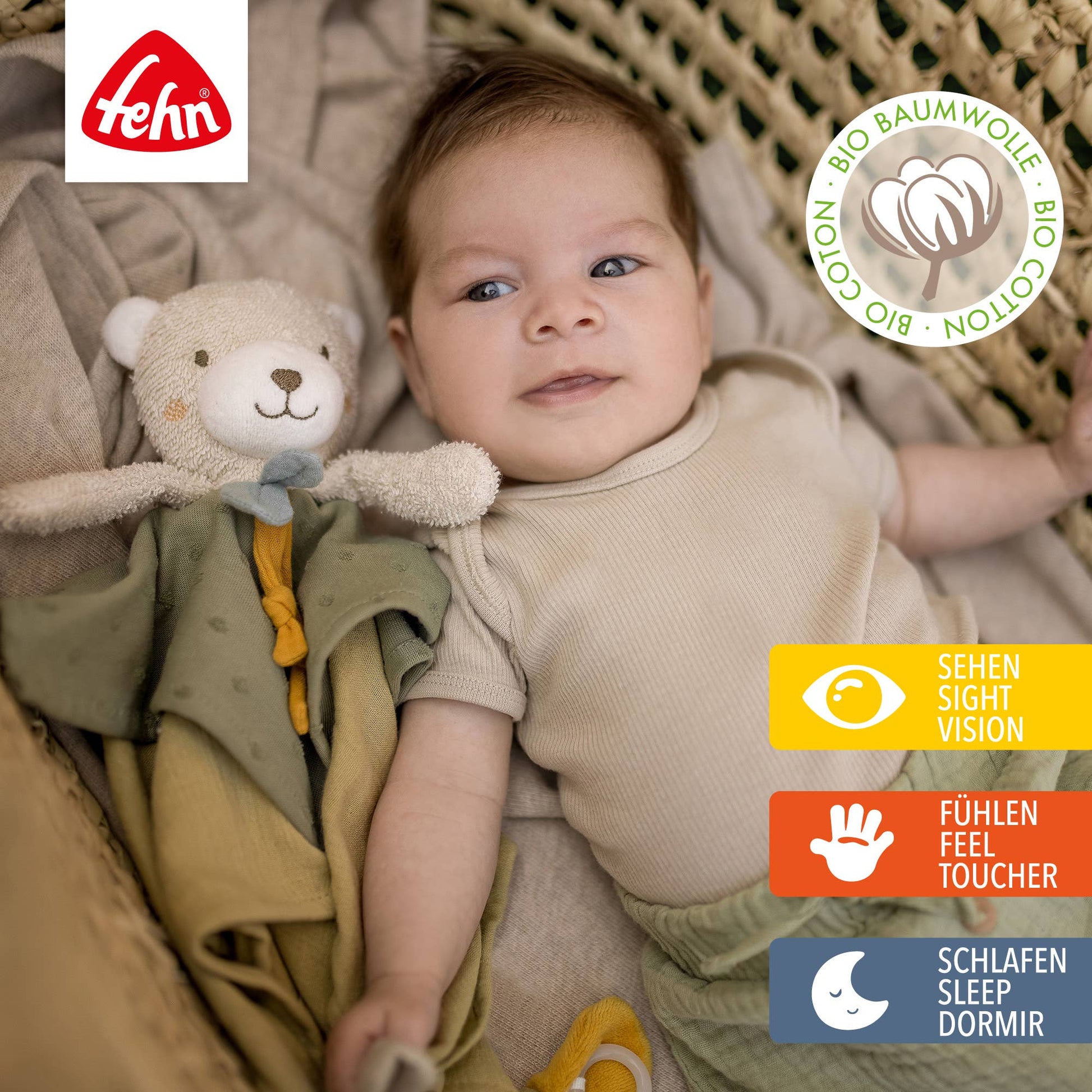 Soft beige koseklut deluxe grønn bjørn med økologisk bomull, grønn vest og gul sløyfe fra fehn
