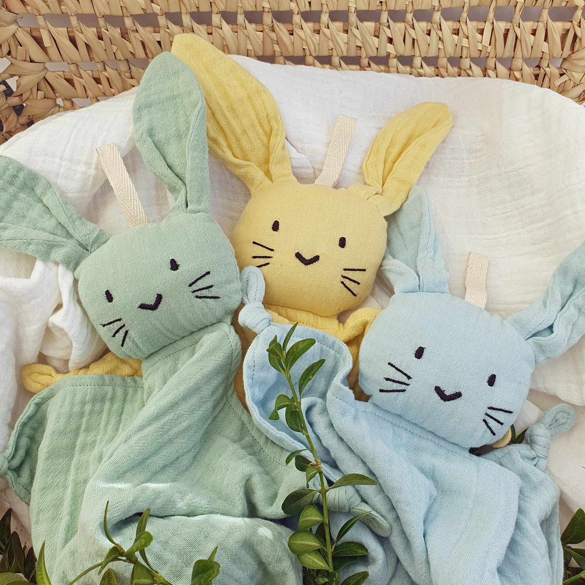 Tre myke pastellfargede kosekanin babytepper i økologisk bomullsmuslin med brodert ansikt og stoffører, blå