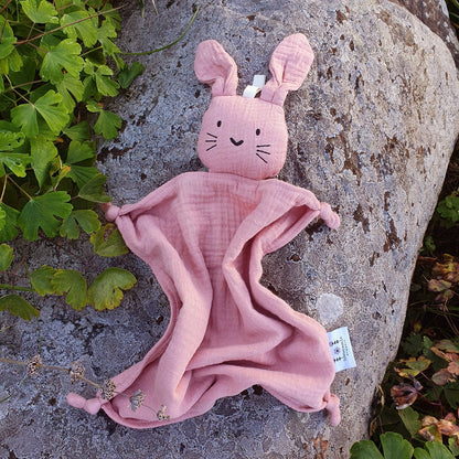 Kosekanin rosa er en søt kanin babykoseklut i økologisk bomullsmuslin med broderte ansiktstrekk og små labber