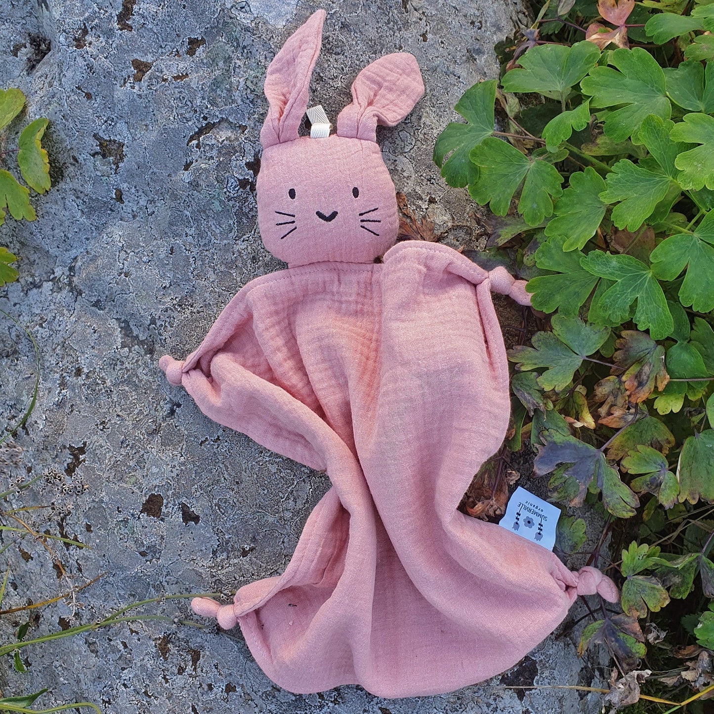 Kosekanin rosa myk søt kanin babykoseklut i økologisk bomullsmuslin med brodert ansikt og knyttede ender