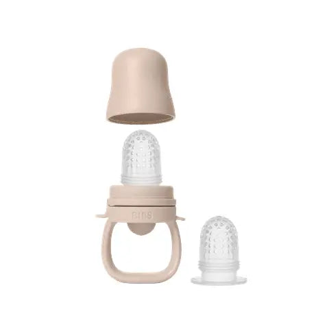 Beige silikon babyteether med klar plast teksturert innsats og matchende hette for baby utforske fast føde
