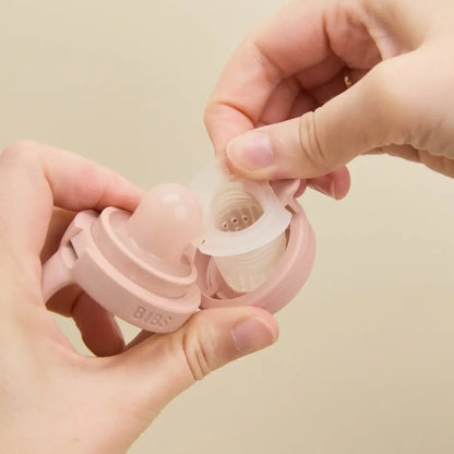 Pink silikon babyteether matsmokk blush med klar plastinnlegg og bibs gravert for baby utforske fast føde