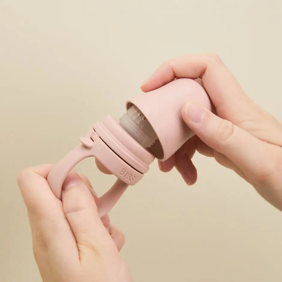 Pink silikon matsmokk med mykt rundet design og sikker låsemekanisme for baby utforske fast føde