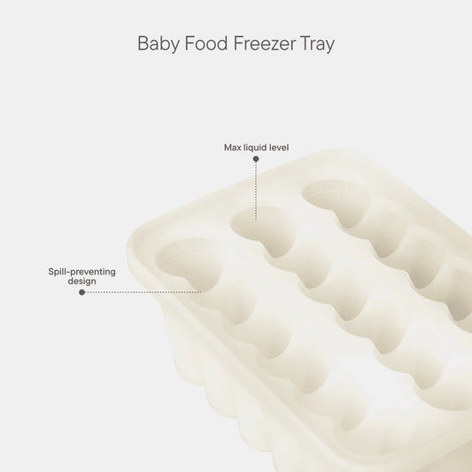 Off-white silikon frysebrett med runde, grunne rom og bølgete kant som en praktisk fryseform for babymat