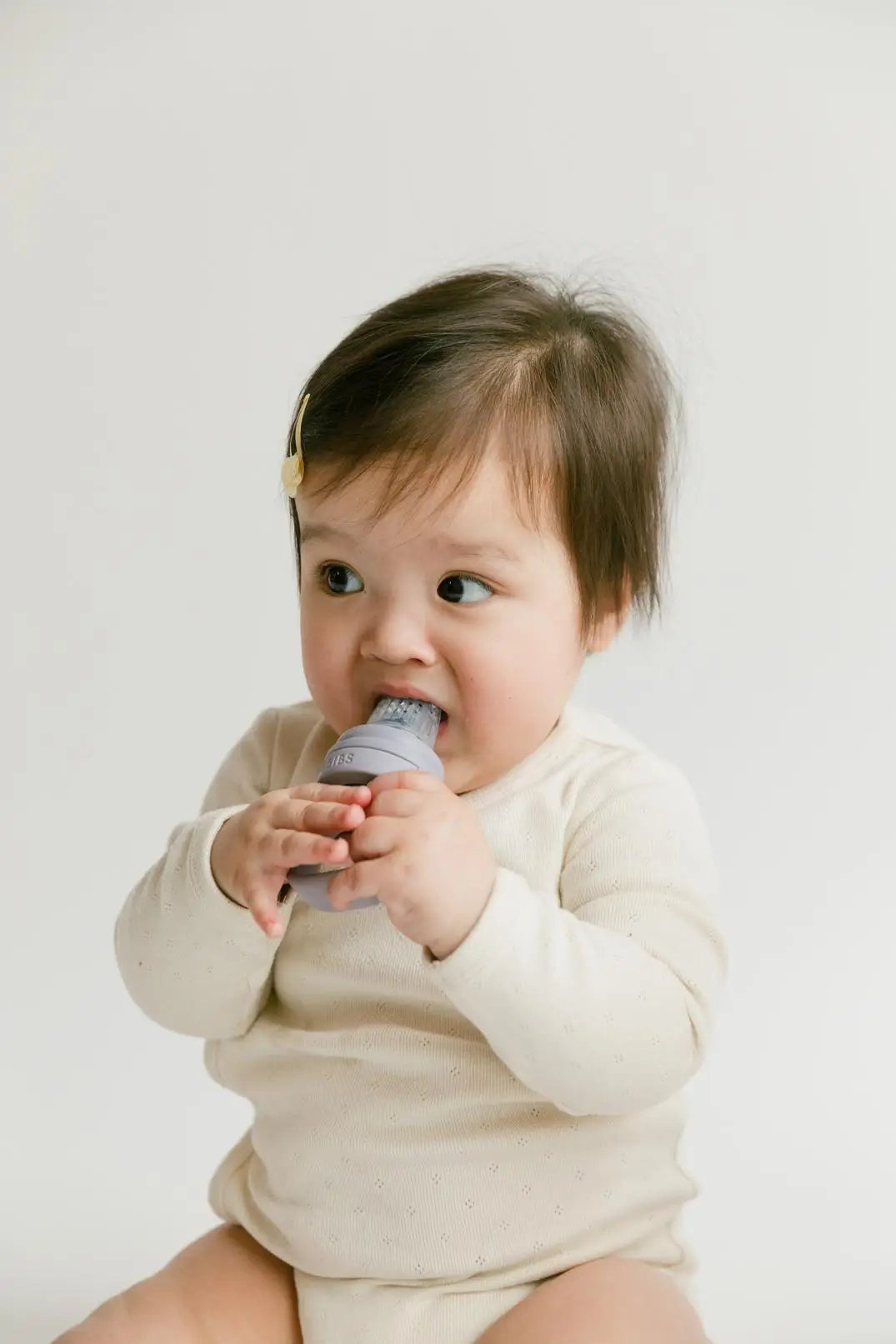 Gray silikon babyteether matsmokk sage med teksturert overflate og avrundede kanter for baby utforske og fast føde