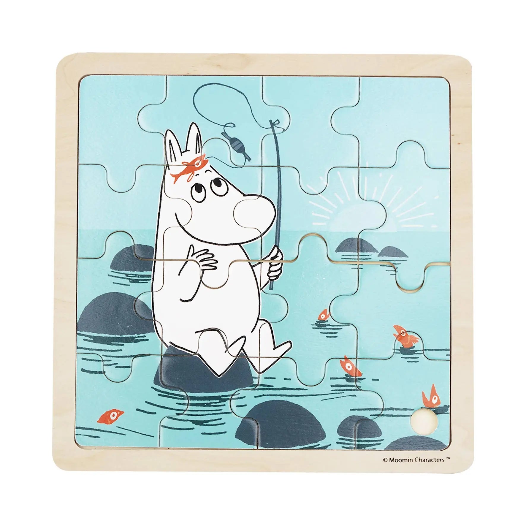 Et robust trepuslespill med søtt mummi-motiv av moomin som fisker i turkis vann med oransje fisk
